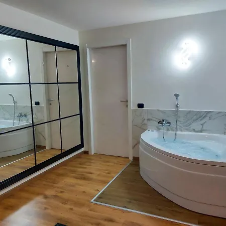Privato Con Jacuzzi Леньяно